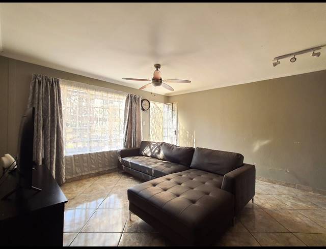 2 BEDROOM SIMPLEX FOR SALE IN COUNTRY VIEW